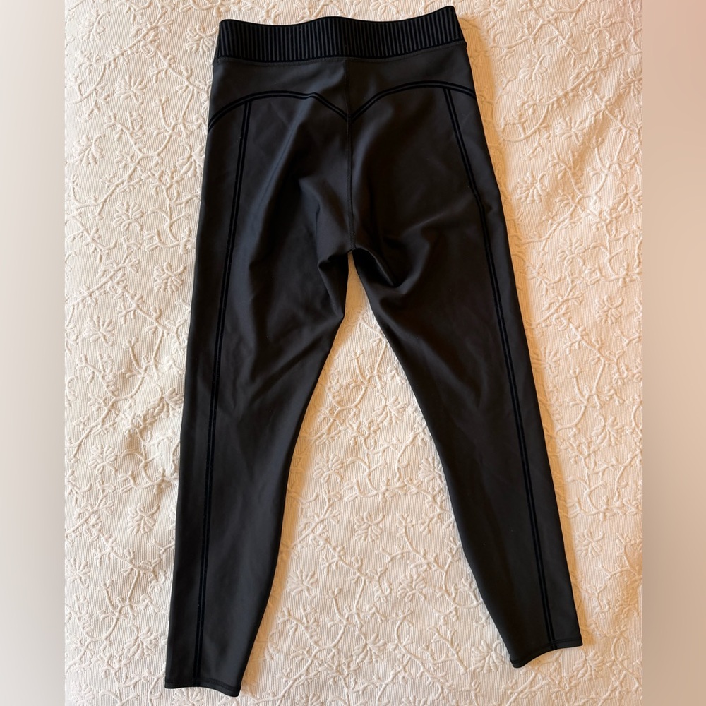 Alo Yoga Airlift High-Waist 7/8 Line Up Legging in Black - Picture 5 of 6